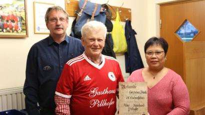 Bild: exb
Mit einem Trikot und einer Urkunde bedankt sich (von links) Vorsitzender Norbert Neidel beim ehemaligen Vereinswirt Reinhard Pillhofer und dessen Ehefrau Alice.