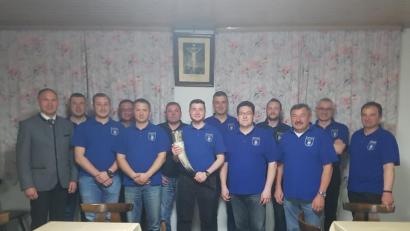 Bild: sei
Oliver Pöhnl (Mitte) wird bei den Neuwahlen als Xantl-Vorstand bestätigt. Bürgermeisterer Richard Kammerer (links), auch Schriftführer des Vereins, lobt die Mannschaft vor allem für die Traditionspflege und das Engagement.