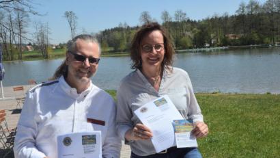 Bild: Kunz
Michael Richthammer und Ilona Forster werben für das 24.-Stunden-Schwimmen im Juli zugunsten der Aufforstung des Schätzlerbades.