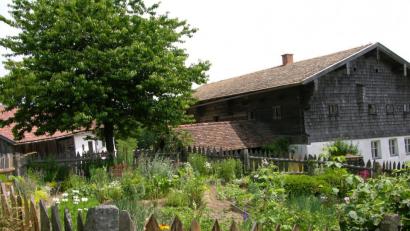 Bild: Elisabeth Götz/Freilandmuseum
Der Garten des Kolbeckhofs im Oberpfälzer Freilandmusem Neusath-Perschen.