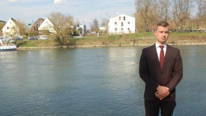 Bild: gib
Bestattermeister Christian Handl mag die Atmosphäre an der Donau. Seit kurzem bietet er auch Bestattungen in dem Fluss an.