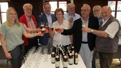 Bild: sck
Mitglieder des Arbeitskreises „900 Jahre Kloster Michelfeld“ probieren das Festbier. Von links Tina Schwendner (Stadtmarketing), Stadthistoriker Rudolf Weber, Bürgermeister Joachim Neuß, Maria Regn, Brauereibesitzer Martin Weiß, Johann Kaiser, Johann Lindner und Luitpold Dietl.