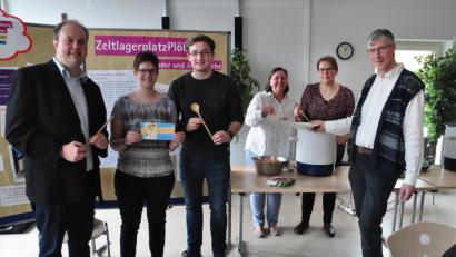 Bild: Heinrich Josef Huschka
Das Team des katholischen Pfarrgemeinderats um Theresa Uhl (Zweite von links) spendet den Erlös des Fastenessens für die Sanierung des Zeltplatzes der evangelischen Jugend in Plößberg.