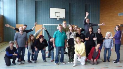 Bild: fjo
Mit dem Stanislawski-System beschäftigte sich ein Theaterkurs der "Dorfbühne", zu dem Elena Weingärtner (kniend, Mitte) als Kursleiterin in die Oberpfalz gekommen war.