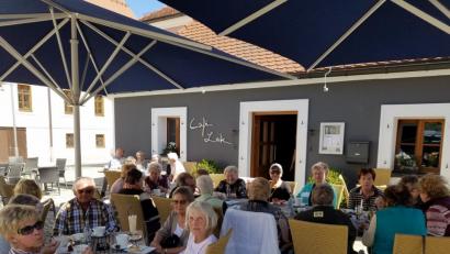 Bild: exb
Die Senioren beim gemütlichen Beisammensein vor dem Café Latte.