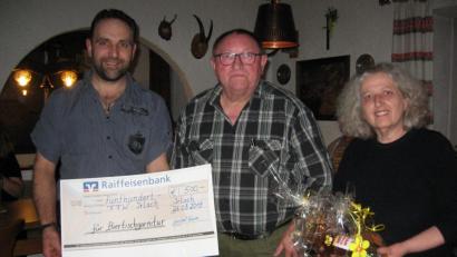 Bild: ad
Vorsitzender Erich Dirscherl überreichte ein Präsent an Kreisfachberaterin Renate Mühlbauer, und an Feuerwehr-Vorsitzenden Franz Albang einen Scheck für die Biertischgarnituren.