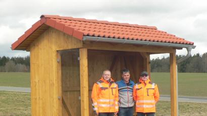 Bild: lep
Juniorchef Reinhard Reisner (Mitte) übergibt das neue Buswartehäuschen in Tagmanns an Bürgermeister Jürgen Kürzinger (links) und Bauhofleiter Jörg Dollhopf.