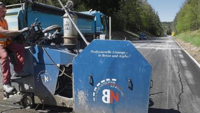 Bild: Petra Hartl
Letzte Arbeiten laufen auf der Fahrbahn, dann ist die Sanierung beendet.