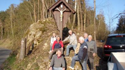 Bild: bnr
Das neu restaurierte Brückenkreuz an der "Bierlhofer Kipp" grüßt jetzt wieder ins Pfreimdtal. Die Mitglieder des Wald- und Verschönerungsvereins haben es an seinem angestammten Platz aufgestellt.