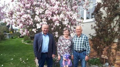 Bild: ral
Das Bild zeigt das Jubelpaar mit Enkelin und Bürgermeister Josef Deichl