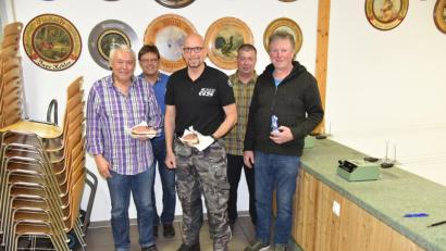 Bild: exb
Sie freuen sich über Schinken und Schokohasen: Hans Meier, Schießleiter Lothar Mehringer, Michael Reimelt, Sepp Schmaußer und Schützenmeister Robert Geitner (von links).