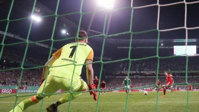 Bild: Christian Charisius
Bremens Torwart Jiri Pavlenka (l) kann den Elfmeter von Münchens Robert Lewandowski (r hinten) nicht parieren.
