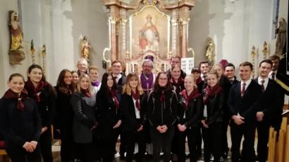 Bild: exb
Beim Gottesdienst der Glaubendorfer Landjugend gab es einige Neuaufnahmen. In der Mitte Pfarrer Markus Ertl.