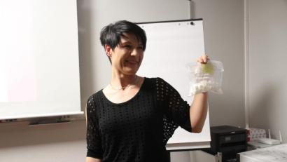 Bild: kmo
Ernährungsexpertin und Low Carb Coach, Andrea Meiler, erklärt: In einer Tüte Gummibärchen stecken 49 (!) Stück Würfelzucker.