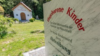 Bild: Armin Weigel/dpa
Ein Landwirt in der Oberpfalz vergleicht in einer von ihm privat betriebenen Kapelle Abtreibung mit dem Holocaust.