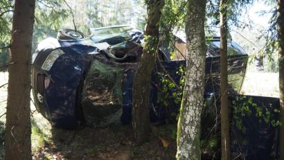 Bild: bl
Der 24-jährige Fahrer konnte sich nach der Kollision noch selbst aus diesem völlig demolierten VW-Bus befreien. Schwer verletzt wurde er ins Schwandorfer Krankenhaus eingeliefert.