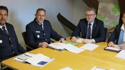 Bild: Andreas Eckl
Sicherheitsgespräch im Rathaus: Die örtliche Polizeispitze mit Hauptkommissar Peter Krämer, Inspektionsleiter und Erstem Hauptkommissar Michael Kernebeck informiert Bürgermeister Michael Göth und Ordnungsamtsleiterin Rosalia Wendl über die Sicherheitslage in der Stadt (von links).