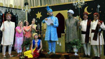 Bild: gf
Mit schmachtenden Blicken hängen die drei Cousinen an den Lippen des Maharadschas. Denn würde er sich für eine von ihnen entscheiden, ihre machtbesessene Mutter wäre dann heimliche Herrin im Palast.