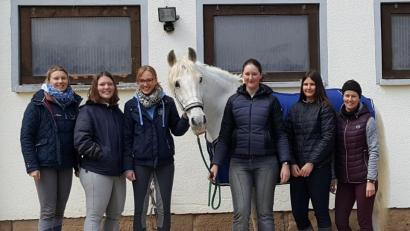 Bild: hai
Die Grafenwöhrer Tierärztin und Pferde-Osteotherapeutin Judith Bergler (Dritte von rechts) zeigt den Reiterinnen an drei Tagen, wie sie ihre Tiere richtig bewegen.