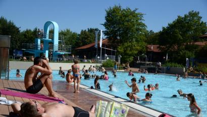 Bild: Petra Hartl (Archiv)
Die Freibadsaison beginnt am Mittwoch, 1. Mai. Rechtzeitig vor dem Start haben die Stadtwerke neue Preismodelle kreiert. Alleinerziehende und Familien mit nur einem Kind zahlen für Saisonkarten dadurch weniger als bisher.