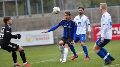 Bild: A. Schwarzmeier
Benjamin Werner (Zweiter von links) weiß derzeit sehr gut, wo das gegnerische Gehäuse steht. Auf die Treffsicherheit ihres Stürmers setzt die SpVgg SV Weiden auch im Heimspiel am Freitagabend gegen den 1. FC Bad Kötzting.