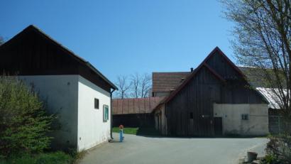 Bild: fjo
Eine Fertiggarage (links) ist bislang das Domizil der Feuerwehr Reichenau. Im gegenüberliegenden "Feilerstodl" (rechts), der unter Denkmalschutz steht, könnte sich bald eine neue Lösung mit wesentlich mehr Raumkomfort abzeichnen.