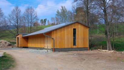 Bild: bsc
Von außen präsentiert sich die neue Informationsstelle des Naturparks Steinwald fast fertig. Der Betonbau erhielt eine Holzverkleidung und fällt vorbeikommenden Wanderern sofort ins Auge.