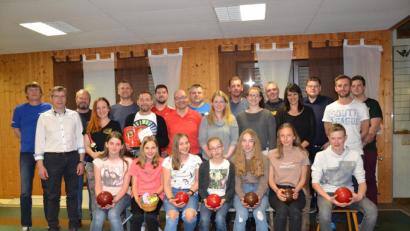 Bild: gi
Die Mannschafts- und Einzelsieger des
Osterpokalturniers 2019 des Sportkegelclubs Blau-Weiß Moosbach. Dazu gratulierten der Vorsitzende Heinrich Forster, Bürgermeister Hermann Ach (von links) und Sportwart Mario Thalhauser (Zweiter von rechts).