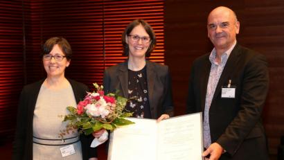 Bild: exb
Prof. Dr. Sandra Luber (Mitte) mit der Vorsitzenden der Deutschen Gesellschaft für Katalyse, Dr. Dorit Wolf, und Laudator Prof. Dr. Matthias Drieß bei der Verleihung des Jochen-Block-Preises in Weimar.