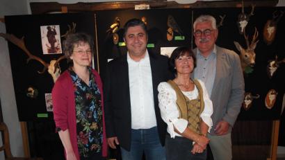 Bild: krb
Ursel Wiechert (links) präsentiert eine Sonderausstellung mit dem Thema "Verklungen Horn und Geläut". Thomas und Sita Holfeuer haben hierfür Exponate von Hans Walbert zur Verfügung gestellt. Bürgermeister Rupert Troppmann (rechts) freut sich über die gelungene Ausstellung.
