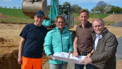 Bild: jr
Bürgermeister Max Bindl (rechts) und Bauhofleiter Alfons Haberkorn (links) informierten über den Bau des neuen Regenrückhaltebeckens. Mit dabei waren Planer Robert Ernstberger (Zweiter von rechts) und Geschäftsführer Michael Thoma von der Firma Josef Grillmeier.