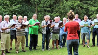 Bild: e
Der Männerchor Haselmühl-Kümmersbruck hat mit Nachwuchsproblemen zu kämpfen, doch die Freude am Singen ist ungebrochen groß.