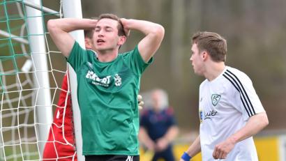 Bild: A. Schwarzmeier
Der FC Wernberg und Bernd Zimmermann (grünes Trikot) haderten zuletzt mit zwei Niederlagen in Folge. Im Titelkampf muss das Heimspiel gegen den SV Schwarzhofen gewonnen werden.