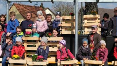 Bild: ohr
Die Frühjahrsbastelaktion des Gartenbau –und Verschönerungsvereins Stulln ist erneut ein Renner. Stolz präsentieren die fleißigen, kleinen Handwerker die gefertigten Deko-Holzpaletten, geschmückt mit Primeln und Gänseblümchen. Mit im Bild (von links) Hubert Obermeier, Wolfgang Rübe, Alexandra Sastalla, Maria Spichtinger (dahinter), Hermann Prüfling, Richard Edenharter und Jürgen Ferschl (rechts).