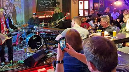 Bild: lst
Fühlen sich im vollbesetzten „349er“ pudelwohl: Jed Thomas und seine Band legen in Luhe erneut ein ganz besonderes Konzert hin.