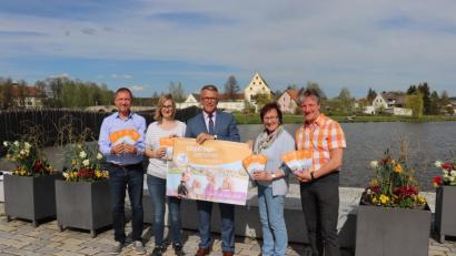 Bild: Stadt Tirschenreuth
Mirko Streich und Monika Arbter-Hubrich vom Organisationsteam, Bürgermeister Franz Stahl, Lisa Wettinger vom Organisationsteam sowie Fördervereinvorsitzender Vinzenz Rahn (v.l.) bei der Präsentation der Flyer am Platz am See. Dort werden ab 7. Juni wieder zehntausende Besucher zum nunmehr bereits dritten cooltour-Sommer-Großevent erwartet.
