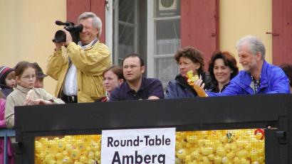 Bild: wsb
Etwas skeptisch hält OB Wolfgang Dandorfer eine der Plastikenten in der Hand. Bei der Premiere im Jahr 2001 war noch nicht klar, welche Erfolgsgeschichte Round Table Amberg mit der Freiluftveranstaltung schreiben wird.
