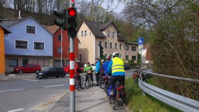 Bild: ADFC
Viel zu eng ist es für die Radler in Amberg an der Kreuzung bei der Obersdorfer Brücke: Ein Fahrradanhänger käme hier nicht durch.