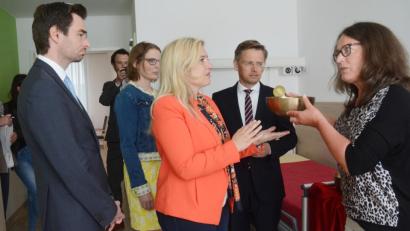 Bild: Gabi Schönberger
Therapeutin Beate Schwägerl (rechts) erklärt Gesundheitsministerin Melanie Huml die Wirkung von Klangschalen.