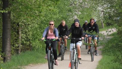 Bild: frd
Der Radlersonntag ist der ideale Tag, um mit der Familie oder dem Verein zu einer unterhaltsamen Radtour aufzubrechen, bei dem der Genuss nicht zu kurz kommt.