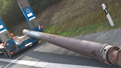 Bild: pvia
Die fünf Textilgurte konnten die tonnenschwere Last nicht halten: Auf der A6 bei Amberg ist ein gewaltiges Bohrrohr von einem Tieflader gerutscht.