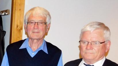 Bild: hai
Zehn Jahre ist Werner Graf (links) Mitglied bei der Soldatenkameradschaft. Ihm gratuliert Vorsitzender Edmund Bruckner.