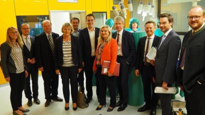Bild: Bühner
Gesundheitsministerin Melanie Huml (Siebte von links) besichtigte die Medizintechnik-Labore zusammen mit OTH-Präsidentin Andrea Klug (Vierte von links). Mit dabei auch Vertreter der Hochschule und der regionalen Politik