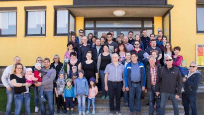 Bild: rdh
Willibald Sladky, Wanderwart des OWV Thanhausen (hinten, Zweiter von links), bereitete für die Emmauswanderung eine Schnitzeljagd rund um Thanhausen vor. Er freute sich über die große Anzahl der Wanderer.