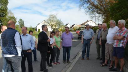 Bild: dob
Bürgermeister Andreas Wutzlhofer (Fünfter von links) trifft sich mit den Anwohnern im Braunetsriether Weg, um über die in der nächsten Woche beginnenden Straßensanierungsarbeiten zu informieren. Ohne Beeinträchtigungen wird es aber nicht gehen.