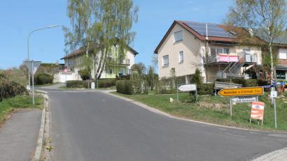 Bild: pi
An der Abzweigung zur Alten Königsstraße beginnen in der nächsten Woche zunächst die Kanalbauarbeiten.