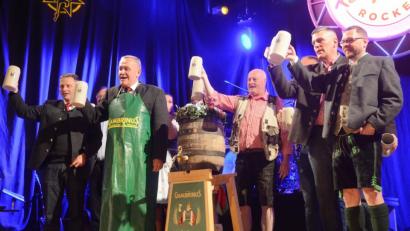 Bild: Gabi Schönberger
Ein Prosit. OB Kurt Seggewiß eröffnet mit Prominenten aus der Stadt, Gambrinus-Mitarbeitern und den Kommandeuren aus Weiden und Grafenwöhr das Frühlingsfest 2019.