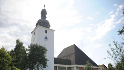 Bild: brü
In der Dorfmitte Hohenkemnaths steht die Pfarrkiche Maria Himmelfahrt, das Wahrzeichen des Ortes.