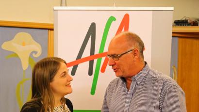 Bild: exb
Karl-Heinz König bedankte sich bei Referentin Ronja Endres mit einem kleinen Präsent.