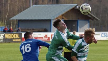 Bild: otr
Der Etzenrichter Chousein Chousein (links) muss Tobias Lottner (Mitte) und Dominik Feuersänger von Fortuna Regensburg den Ball überlassen. Vor zwei Wochen gewann Etzenricht das Heimspiel mit 3:1. Um die Chance auf den Klassenerhalt zu wahren, wäre ein weiterer Dreier am Samstag zuhause gegen den ASV Cham unabdingbar.